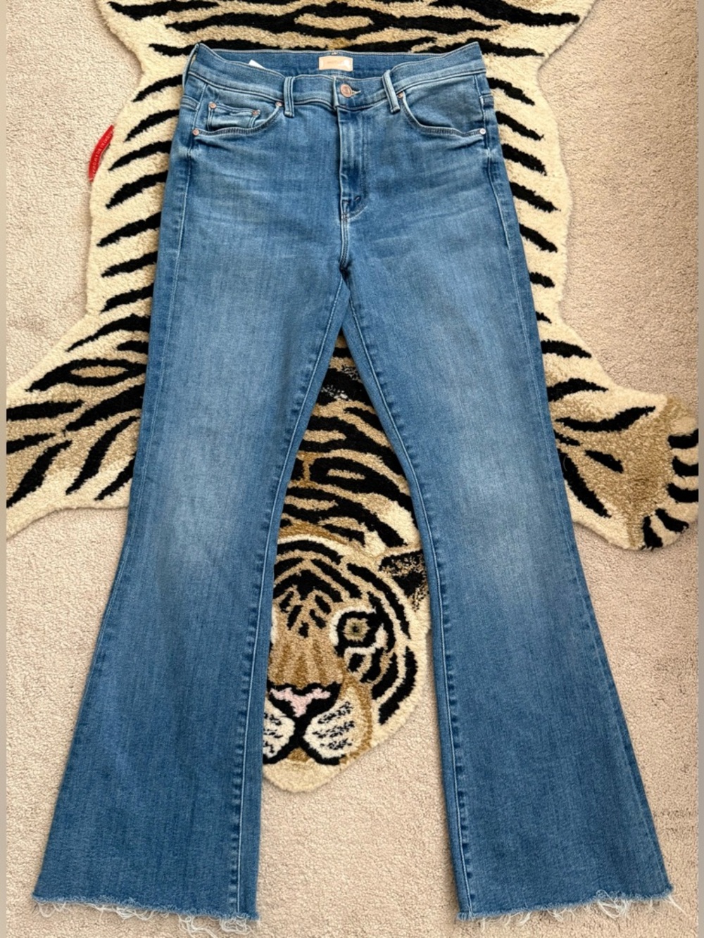 Mother The Weekender Fray Mid Rise Flare Jeans in A Groovy Kind of Love Size 28 - Picture 3 of 13